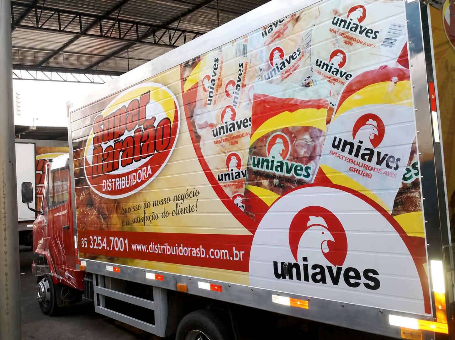 Caminhão da frota própria Super Baratão Distribuidora